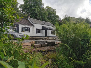 Arrochar Fern Cottage with Wood Burner & Loch View